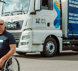 Sociaal Fonds Transport en Logistiek introduceert eerste vrachtwagen ter opleiding van mensen met een fysieke beperking