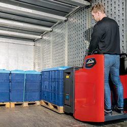 Extra smalle Linde FP stapelaars en transpalletten