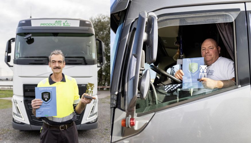 Dirk De Groodt (58) en Stefaan Lannoo (49) rijden dit jaar maar liefst 20 jaar ongevalvrij met de vrachtwagen en worden voor deze bijzondere prestatie gevierd door TVM Belgium, de verzekeringsexpert voor transport en logistiek. Dirk woont in Wetteren en rijdt voor Schenk Tanktransport. Stefaan woont in Knokke-Heist waar hij zijn eigen transportbedrijf, Turbotrans, heeft. De erkenning kadert in het jaarlijks terugkerende evenement ‘Ridders van de Weg’ waarbij TVM Belgium de vele Belgische vrachtwagenchauffeurs eert die aangesloten zijn bij TVM én die zich op vlak van verkeersveiligheid onderscheiden door respectievelijk 3 (brons), 5 (zilver), 10 (goud) of 20 (diamant) jaar schadevrij te rijden. Over Dirk De Groodt Dirk rijdt al van in 1989 met de vrachtwagen. Hij heeft dus 34 jaar ervaring op de teller staan. Zijn huidige werkgever is Schenk Tanktransport, waarvoor hij al sinds 2000 aan de slag is. Dirk neemt non-stop de nachtshift voor zijn rekening en dat doet hij al 23 jaar lang. Hij vertrekt thuis rond 18.00 uur en is pas ’s anderendaags tegen 6.00 uur terug. De warme maaltijd nuttigt Dirk steevast ’s ochtends vroeg. Biefstuk friet om 6 uur ’s ochtends is dus allesbehalve een uitzondering! Volgens Dirk maakt warm eten hem moe, en dat is niet veilig om de baan op te gaan voor de nachtshift. Dirk vervoert luchtgassen in de Benelux en af en toe rijdt hij tot in Frankrijk en Duitsland. Jaarlijks staan er zo’n 100.000 km op de planning. Dirk De Groodt: “20 jaar ongevalvrij rijden, is inderdaad heel wat! Het betekent heel veel anticiperen en je vooral niet opjagen in het helse verkeer. Vroeger had je spitsuren maar nu is het continu druk, en dan vooral in de grootsteden Brussel en Antwerpen. Ik ben heel fier dat ik deze mijlpaal heb bereikt. Zowel mijn vader, broers als zussen rijden met een vrachtwagen of een bus. Het stond dus in de sterren geschreven welk pad ik zou bewandelen. Ik dank TVM Belgium voor de erkenning, hopelijk zet het anderen aan om ook de stap te wagen om vrachtwagenchauffeur te worden, want het is en blijft de schoonste job die er is. Jammer dat slechts weinigen zich geroepen voelen om het effectief te doen.” Dirk begrijpt waarom het beroep van vrachtwagenchauffeur sommigen toch een beetje afschrikt. De vele regels, administratieve beslommeringen en de hoge boetes die ermee gepaard gaan als je een formulier niet naar behoren invult, maakt heel wat chauffeurs onzeker. Maar met zijn meer dan 30 jaar ervaring kent Dirk de kneepjes van het vak. En hij is van plan door te gaan zolang de passie er is en de gezondheid het toelaat! Over Stefaan Lannoo Stefaan heeft zijn eigen transportbedrijf, Turbotrans, en rijdt ondertussen al 30 jaar met de vrachtwagen. Zijn vader is eveneens vrachtwagenchauffeur en die gaf de microbe al heel vroeg door. Stefaan vervoert vooral oud karton en papier van en naar de Haven van Zeebrugge, maar eigenlijk rijdt hij heel West-Vlaanderen rond. Vroeger reed hij ook internationaal, maar nu kiest hij ervoor om dichter bij huis te rijden. Jaarlijks doet Stefaan zo’n 110.000 km, wat hem gemiddeld van ’s morgens vroeg 5.00 uur tot ’s avonds laat 19.00 uur op de baan houdt. Stefaan Lannoo: “Vrachtwagenchauffeur zijn is een passie. Het moet in je bloed zitten en bij mij mag je dat ook letterlijk nemen. Toen ik het bedrijf van mijn ouders overnam, wist ik dat ik dit mijn hele leven zou blijven doen. Het is de mooiste job ter wereld, met de nodige vrijheid, maar je moet het wel met plezier doen. Dat TVM Belgium aandacht schenkt aan mijn 20 jaar schadevrij rijden, is een mooie erkenning. De bekroning ervan vind ik heel bijzonder. En ik keek er ook heel erg naar uit om deze mijlpaal te bereiken. Eigenlijk rijd ik al 28,5 jaar ongevalvrij, maar ik ben pas 20 jaar klant bij TVM Belgium, en dan tellen die voorgaande jaren niet he.” Stefaan doet er graag nog vele jaren bij als vrachtwagenchauffeur. Zijn tips om ongevalvrij te rijden zijn: rustig rijden, je vooral niet laten opjagen in het helse verkeer en je op elk moment als een verantwoord chauffeur gedragen. Maar meteen lanceert hij ook een warme oproep aan de overheid om vrachtwagenchauffeurs een hart onder de riem te steken bij het uitoefenen van hun job. Er is immers hoge nood om in de broodnodige uitrustingen te voorzien zoals een proper toilet en douche, naast een veilige slaapplek. Frank Van Nueten, algemeen directeur van TVM Belgium: “Door middel van schadepreventie en risicobeheer probeert TVM Belgium niet enkel het aantal schades terug te dringen, maar ook een positieve bijdrage te leveren aan de verkeersveiligheid in het algemeen. In het kader van onze campagne ‘Ridders van de Weg’ huldigen we elk jaar enkele honderden Ridders van de Weg. Het is per uitzondering dat we een Diamanten Ridder vieren want 20 jaar schadevrij rijden is echt heel uniek, vooral als je weet dat slechts 3 op 1000 vrachtwagenchauffeurs erin slagen om 10 jaar ongevalvrij te rijden. Met de viering van zowel Dirk als Stefaan tellen we vandaag nog maar 4 Diamanten Ridders in België.” 2023 meest succesvolle editie ooit, met 482 Ridders van de Weg TVM Belgium eert dit jaar 482 vrachtwagenchauffeurs die gedurende 3, 5, 10 of 20 jaar zonder schade rijden. Met 482 Ridders van de Weg overtreft TVM Belgium in 2023 al de vorige uitgaven en is het de meest succesvolle editie tot nu toe! TVM Belgium viert dit jaar maar liefst 309 Bronzen, 153 Zilveren, 18 Gouden en 2 Diamanten Ridders.