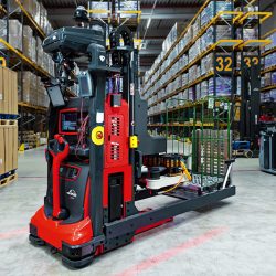ROSSMANN test eerste autonome orderpicktruck van Linde MH