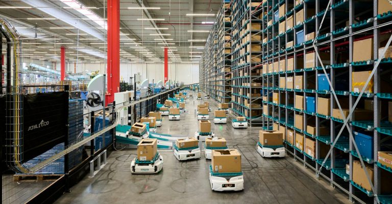 Exotec lanceert Skyfleet: Europese automatisering van zeven Decathlon-magazijnen