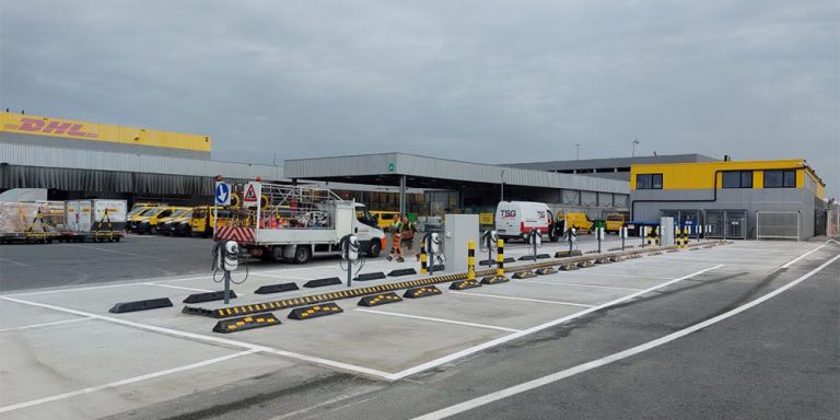 Brussels Airport verwerkt 95% van cargostroom digitaal en test mobiele SAF-menginstallatie