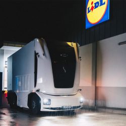 Lidl zet cabine-loze Level 4-truck in op Duitse openbare weg