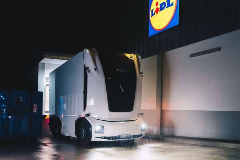 Lidl zet cabine-loze Level 4-truck in op Duitse openbare weg